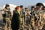  President Halonen discussing the circumstances of the region with soldiers of the Jaeger platoon at Camp Northern Lights, after having watched an operational demonstration by the platoon. Elina Katajamäki/Finnish Defence Forces 